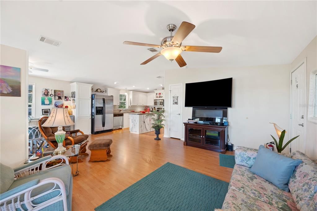 待售: $275,000 (2 贝兹, 2 浴室, 1152 平方英尺)