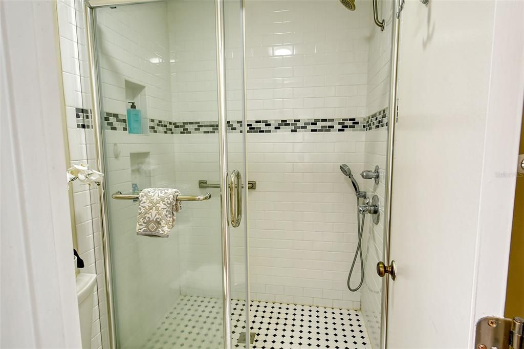 Active With Contract: $285,000 (2 beds, 2 baths, 1239 Square Feet)