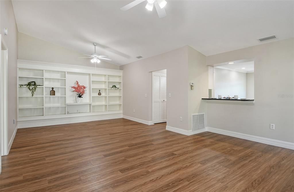 Active With Contract: $285,000 (2 beds, 2 baths, 1239 Square Feet)