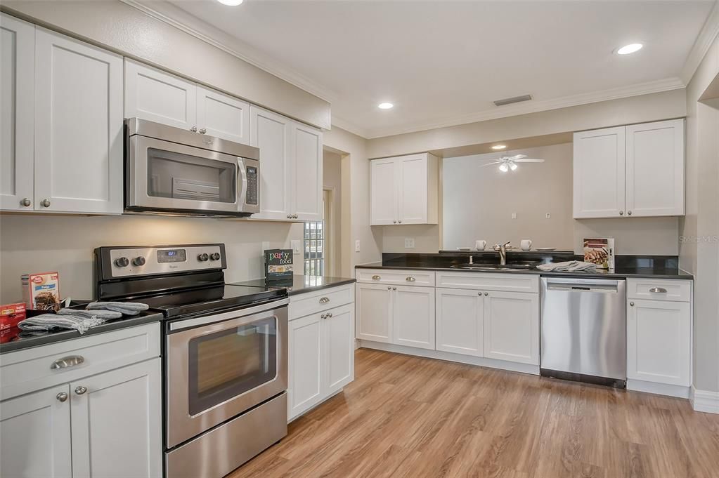 Active With Contract: $285,000 (2 beds, 2 baths, 1239 Square Feet)