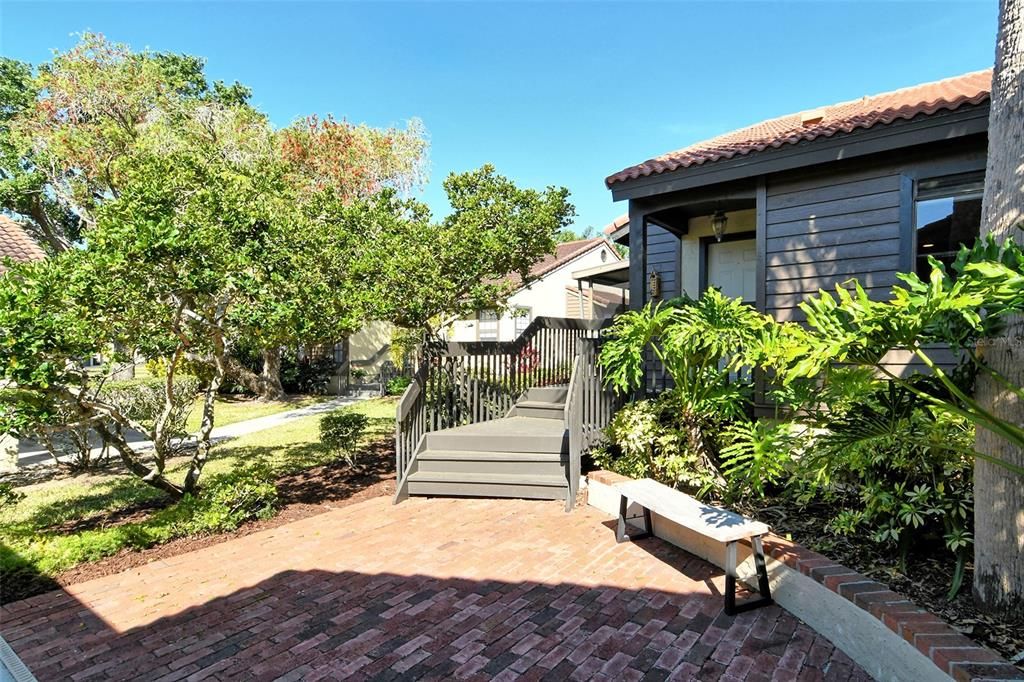 Active With Contract: $285,000 (2 beds, 2 baths, 1239 Square Feet)