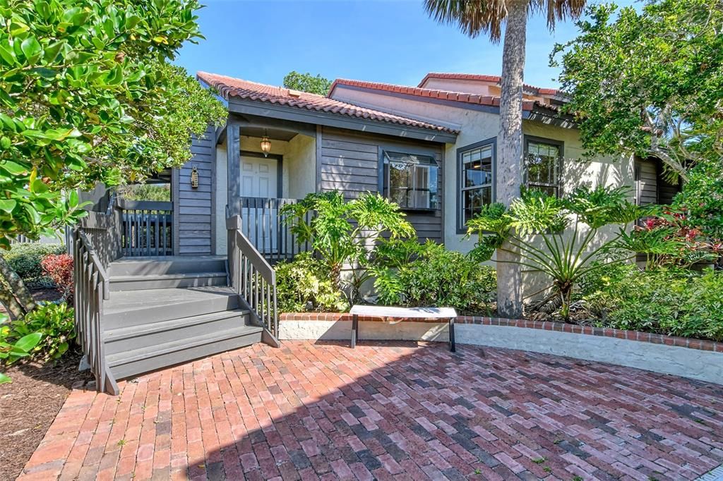 Active With Contract: $285,000 (2 beds, 2 baths, 1239 Square Feet)