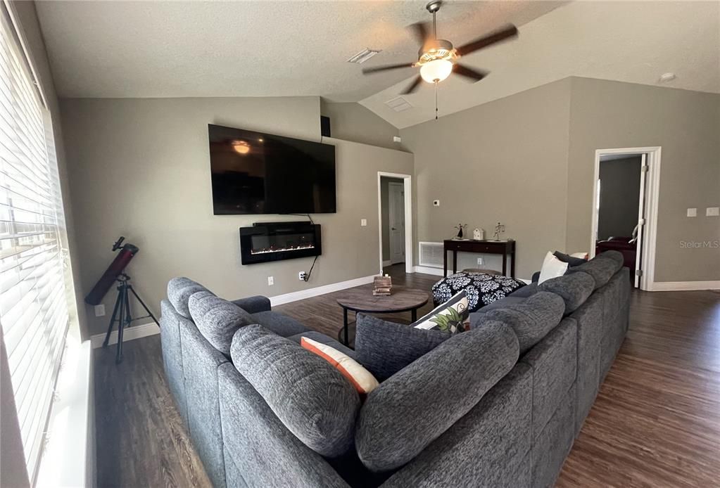 For Sale: $384,900 (4 beds, 2 baths, 1762 Square Feet)