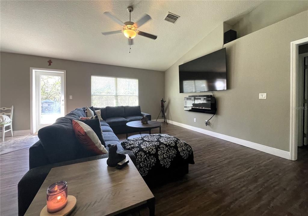 For Sale: $384,900 (4 beds, 2 baths, 1762 Square Feet)
