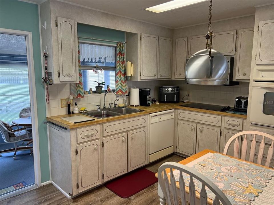 For Sale: $148,500 (2 beds, 2 baths, 1248 Square Feet)