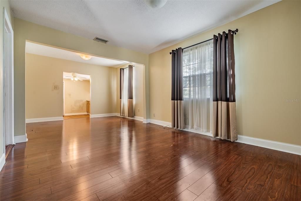 Active With Contract: $295,000 (2 beds, 1 baths, 806 Square Feet)