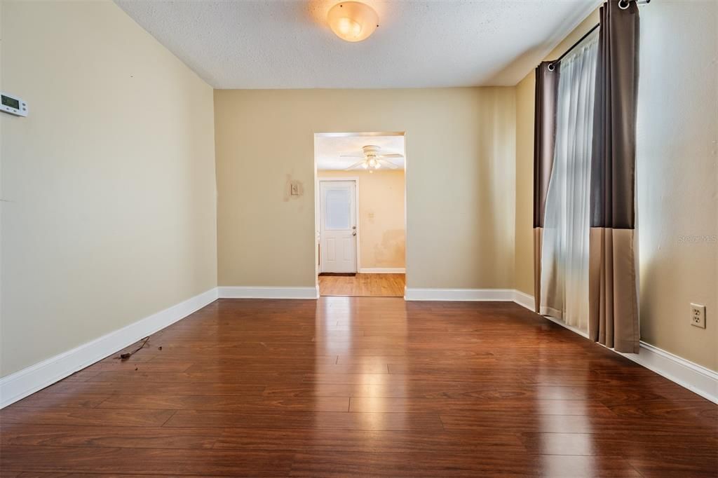 Active With Contract: $295,000 (2 beds, 1 baths, 806 Square Feet)