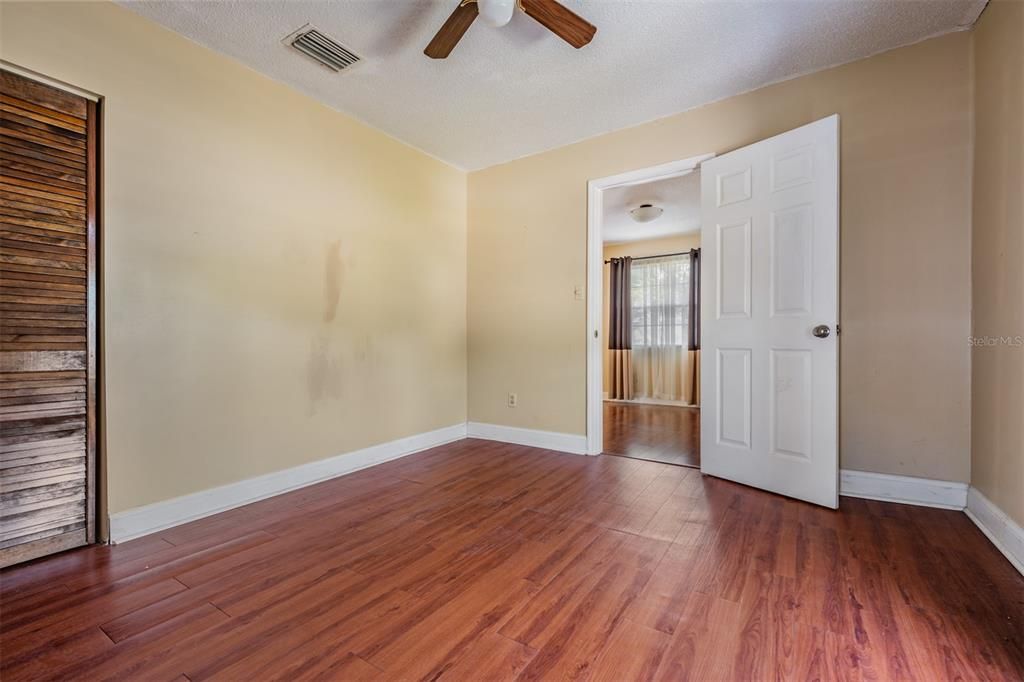 Active With Contract: $295,000 (2 beds, 1 baths, 806 Square Feet)