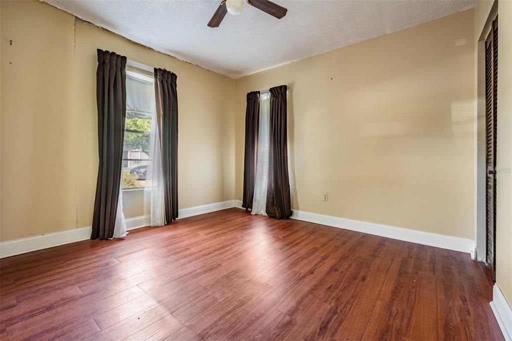 Active With Contract: $295,000 (2 beds, 1 baths, 806 Square Feet)