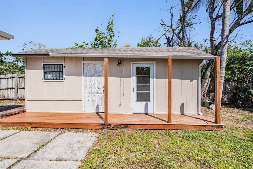 Active With Contract: $295,000 (2 beds, 1 baths, 806 Square Feet)