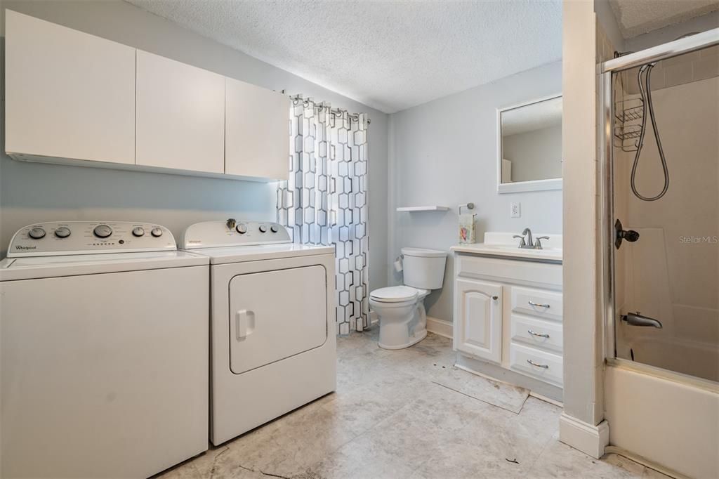 Active With Contract: $295,000 (2 beds, 1 baths, 806 Square Feet)