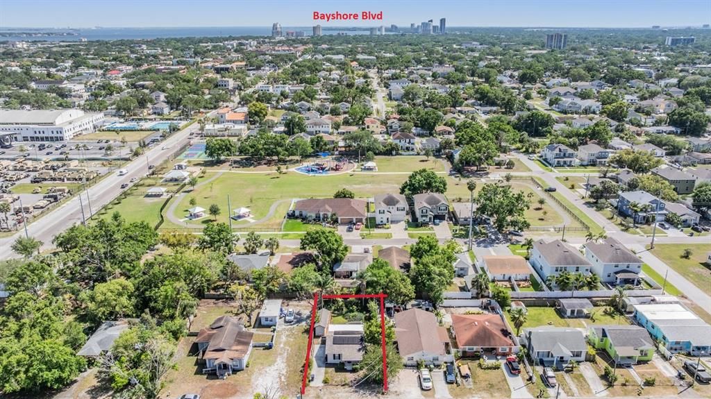 Active With Contract: $295,000 (2 beds, 1 baths, 806 Square Feet)