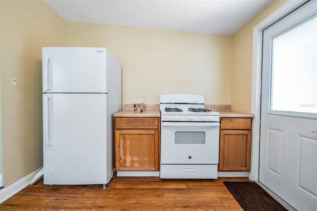 Active With Contract: $295,000 (2 beds, 1 baths, 806 Square Feet)