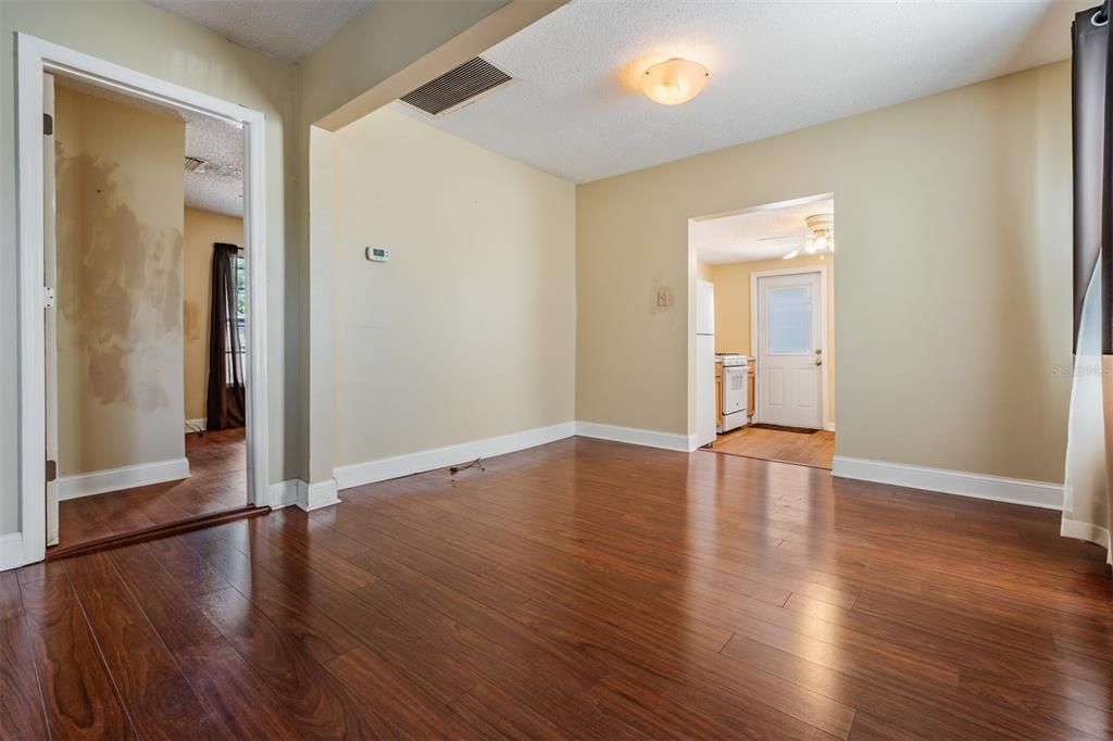 Active With Contract: $295,000 (2 beds, 1 baths, 806 Square Feet)