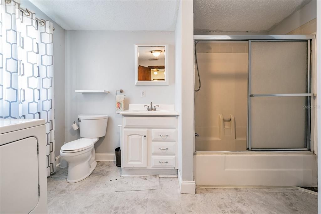 Active With Contract: $295,000 (2 beds, 1 baths, 806 Square Feet)