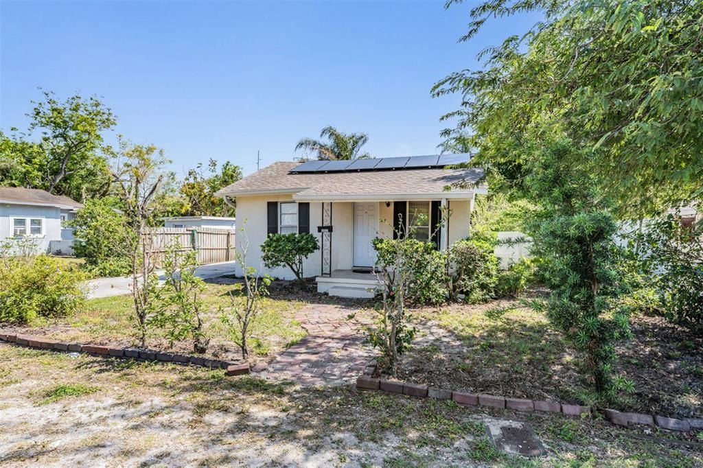 Active With Contract: $295,000 (2 beds, 1 baths, 806 Square Feet)