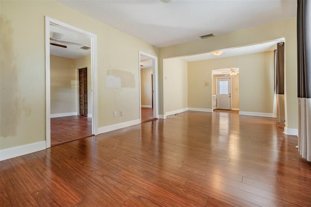 Active With Contract: $295,000 (2 beds, 1 baths, 806 Square Feet)