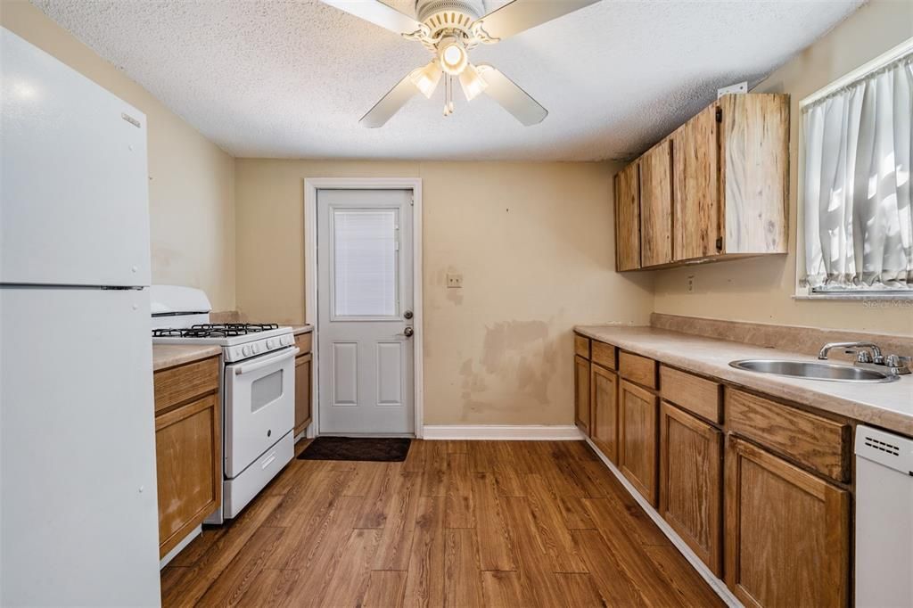 Active With Contract: $295,000 (2 beds, 1 baths, 806 Square Feet)