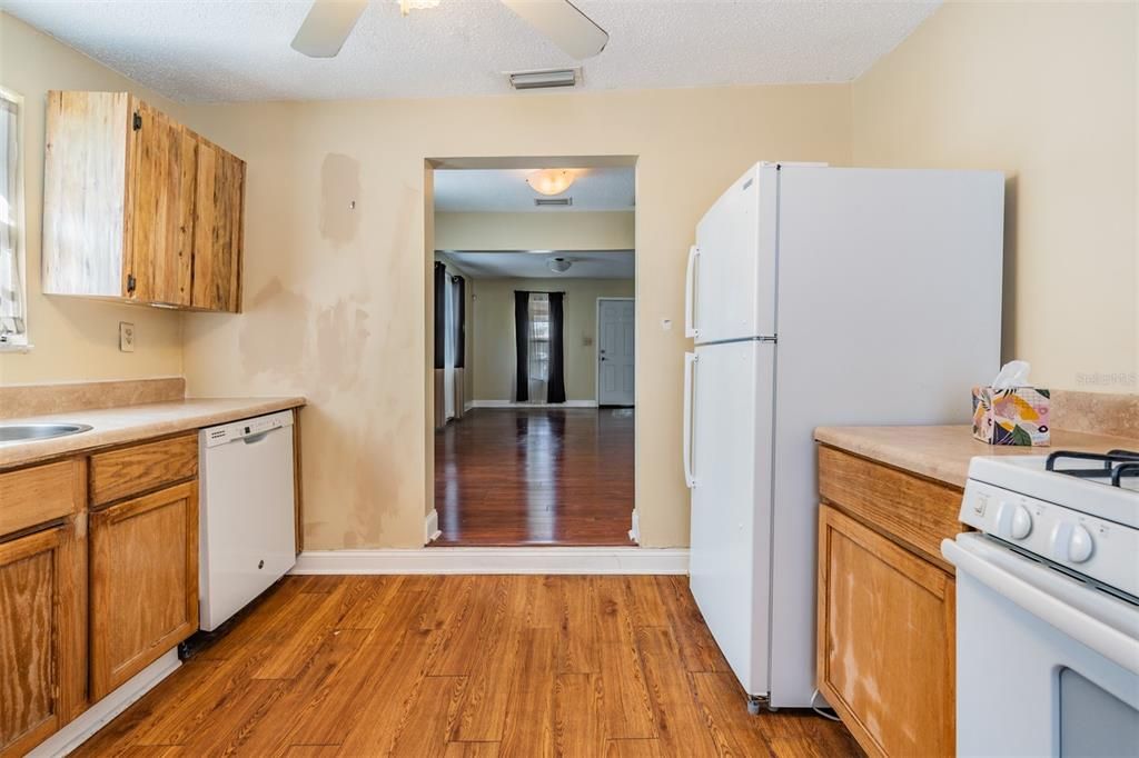 Active With Contract: $295,000 (2 beds, 1 baths, 806 Square Feet)