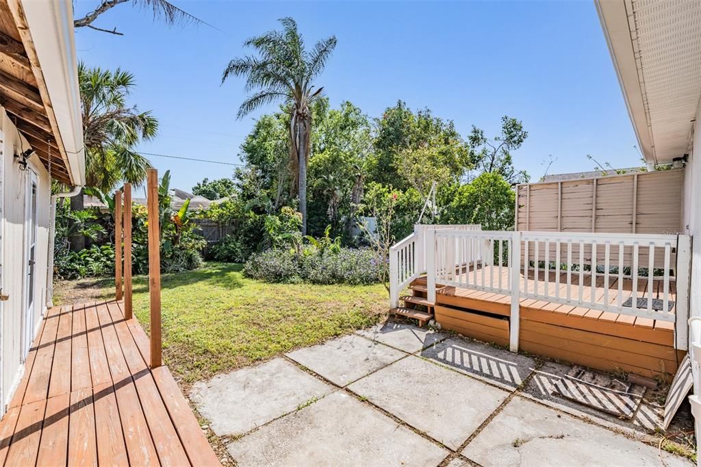 Active With Contract: $295,000 (2 beds, 1 baths, 806 Square Feet)