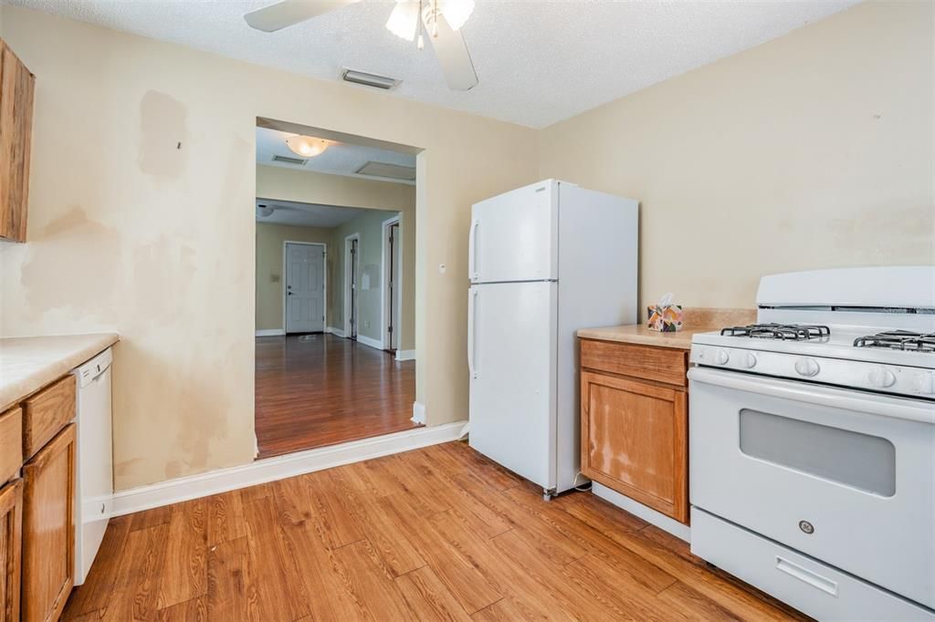 Active With Contract: $295,000 (2 beds, 1 baths, 806 Square Feet)