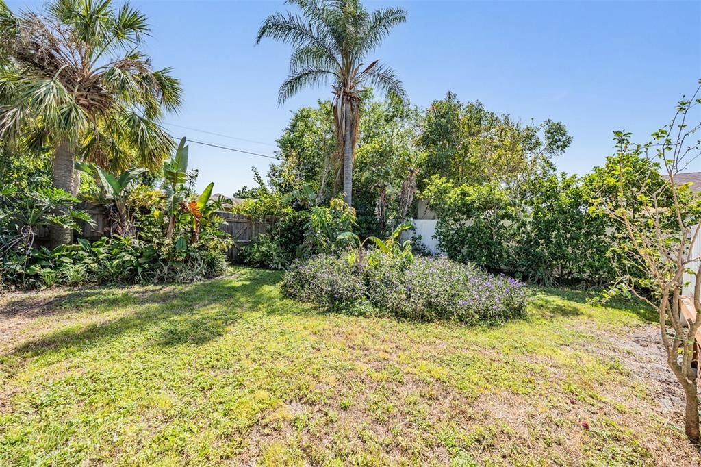 Active With Contract: $295,000 (2 beds, 1 baths, 806 Square Feet)