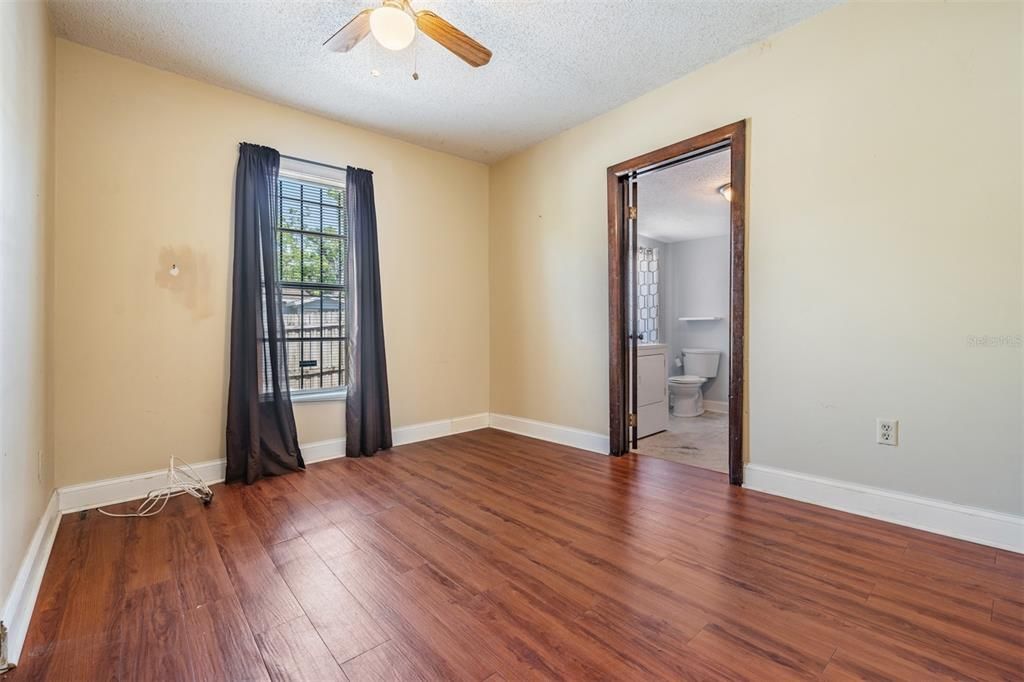 Active With Contract: $295,000 (2 beds, 1 baths, 806 Square Feet)