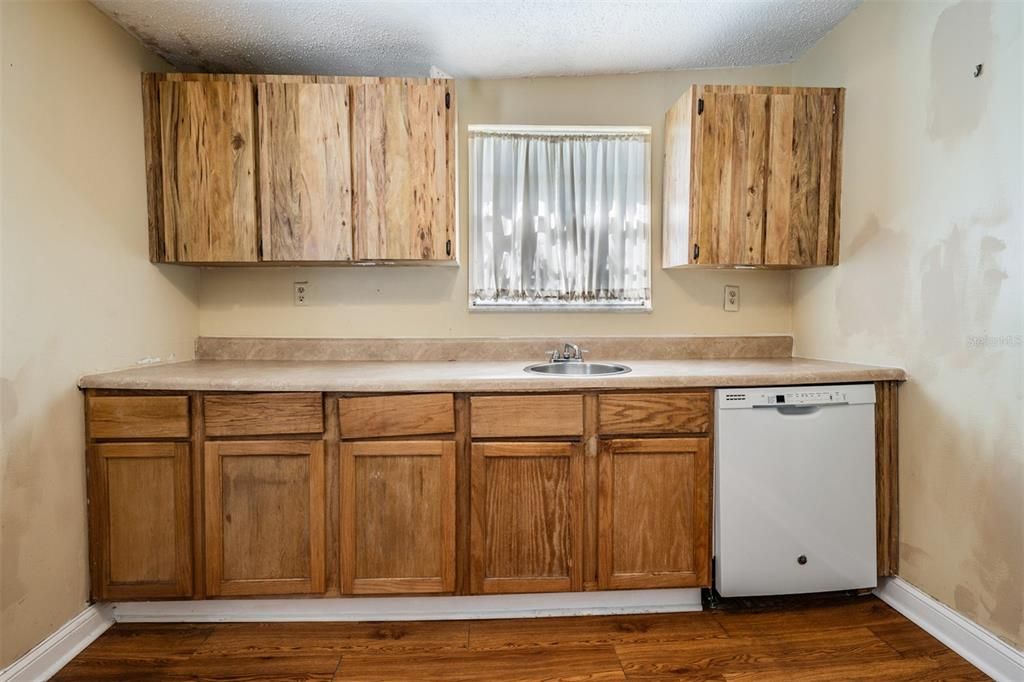 Active With Contract: $295,000 (2 beds, 1 baths, 806 Square Feet)