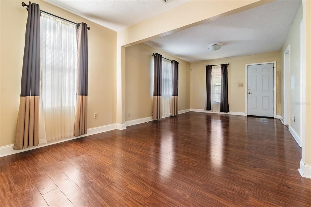 Active With Contract: $295,000 (2 beds, 1 baths, 806 Square Feet)