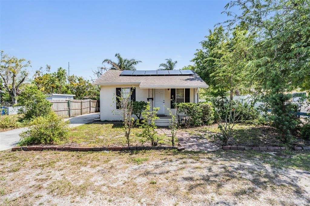 Active With Contract: $295,000 (2 beds, 1 baths, 806 Square Feet)