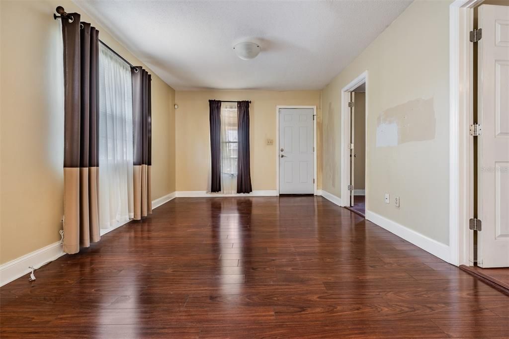 Active With Contract: $295,000 (2 beds, 1 baths, 806 Square Feet)