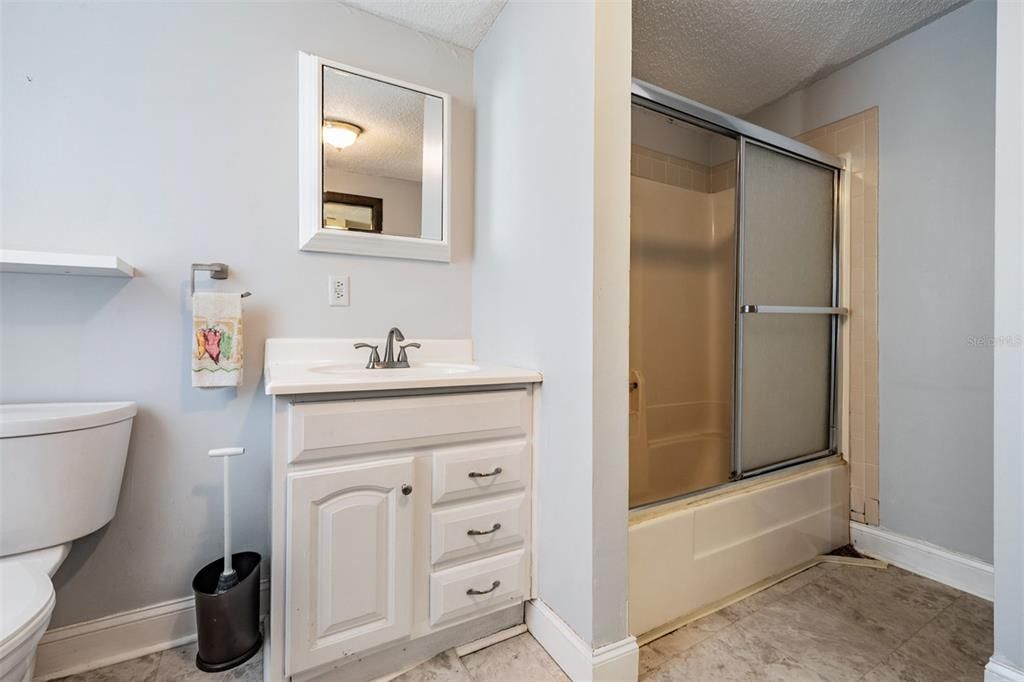 Active With Contract: $295,000 (2 beds, 1 baths, 806 Square Feet)