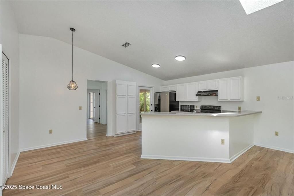 合同活跃: $349,999 (3 贝兹, 2 浴室, 1853 平方英尺)