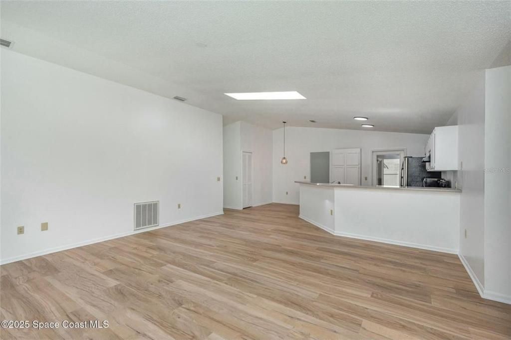 合同活跃: $349,999 (3 贝兹, 2 浴室, 1853 平方英尺)