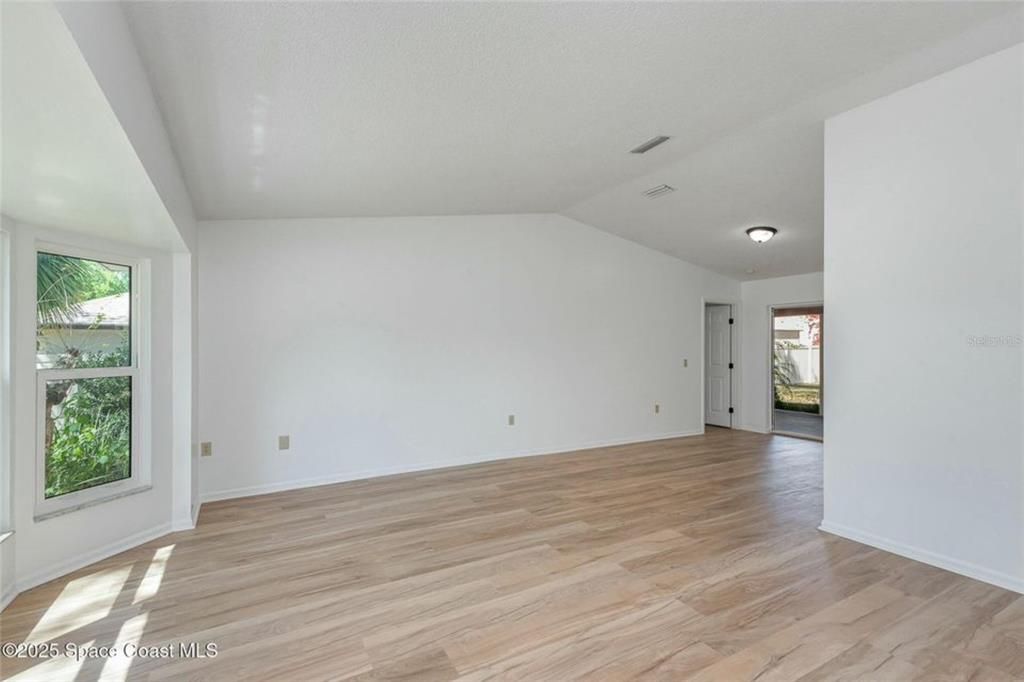 合同活跃: $349,999 (3 贝兹, 2 浴室, 1853 平方英尺)