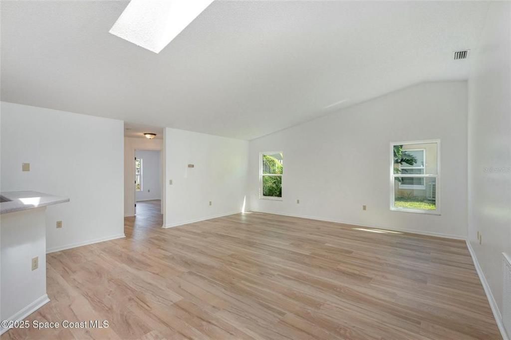 合同活跃: $349,999 (3 贝兹, 2 浴室, 1853 平方英尺)