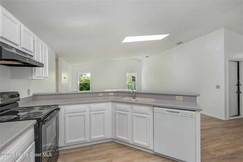 合同活跃: $349,999 (3 贝兹, 2 浴室, 1853 平方英尺)