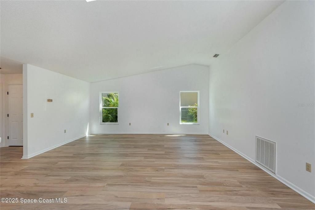 合同活跃: $349,999 (3 贝兹, 2 浴室, 1853 平方英尺)