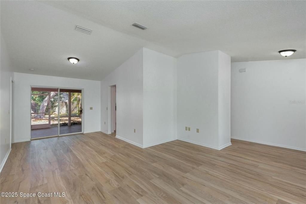 合同活跃: $349,999 (3 贝兹, 2 浴室, 1853 平方英尺)