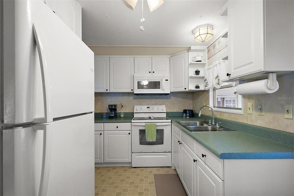 For Sale: $99,500 (2 beds, 1 baths, 864 Square Feet)