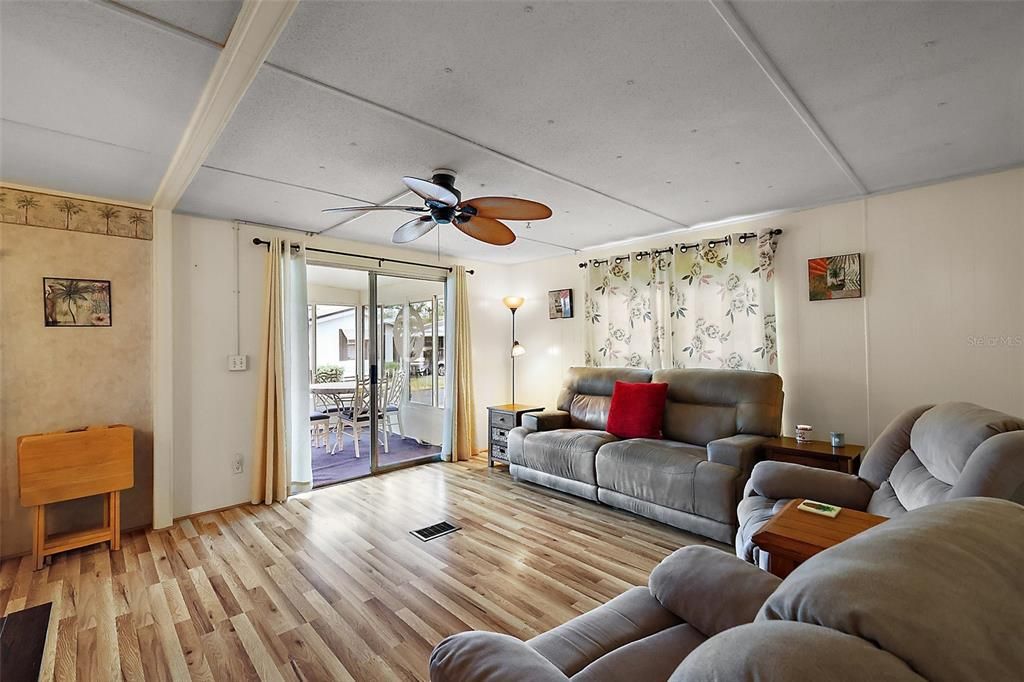 For Sale: $99,500 (2 beds, 1 baths, 864 Square Feet)