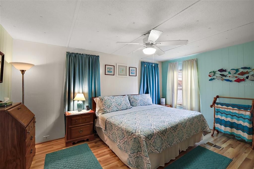 For Sale: $99,500 (2 beds, 1 baths, 864 Square Feet)