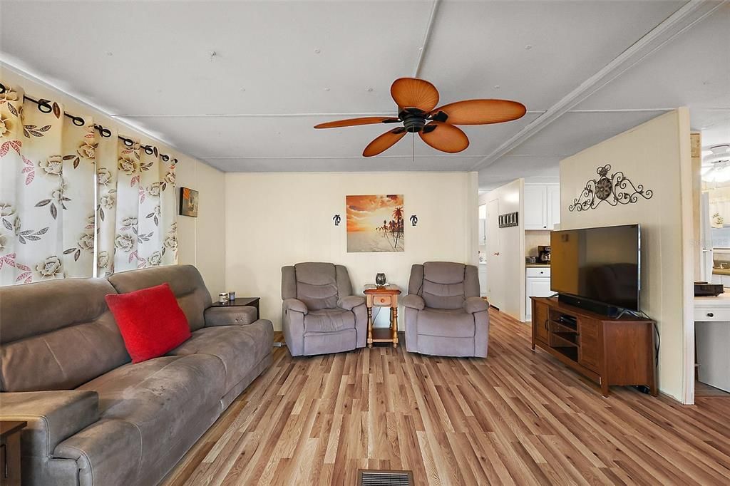 For Sale: $99,500 (2 beds, 1 baths, 864 Square Feet)