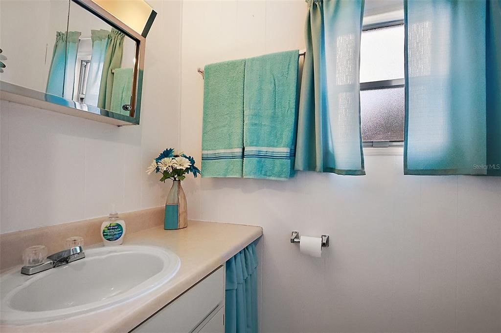 For Sale: $99,500 (2 beds, 1 baths, 864 Square Feet)