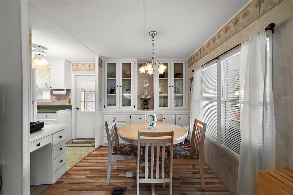 For Sale: $99,500 (2 beds, 1 baths, 864 Square Feet)