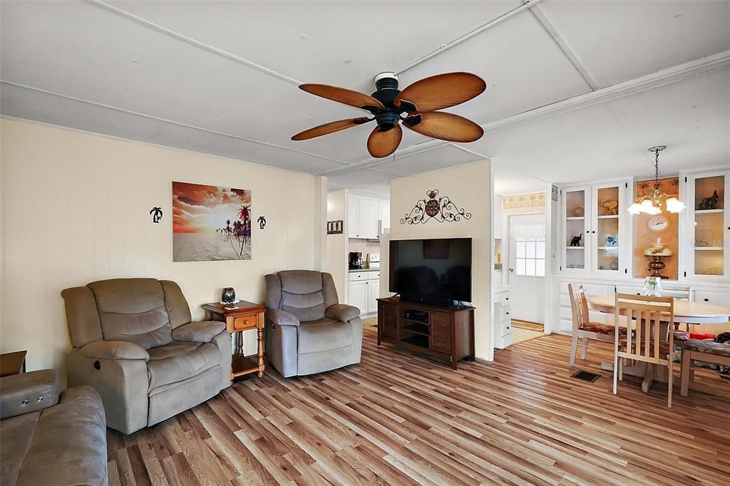 For Sale: $99,500 (2 beds, 1 baths, 864 Square Feet)