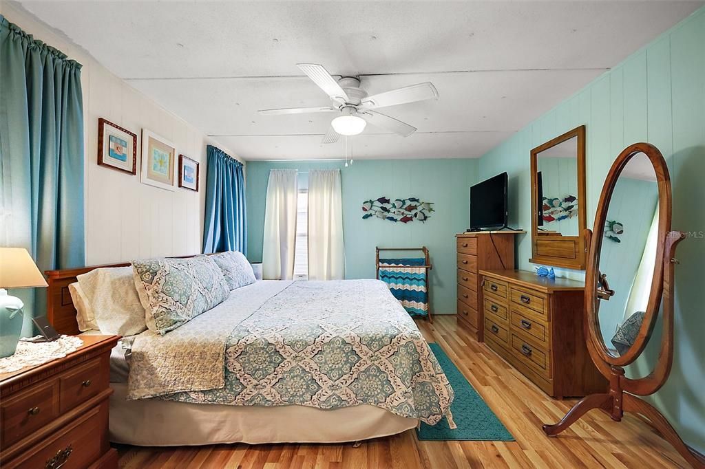 For Sale: $99,500 (2 beds, 1 baths, 864 Square Feet)