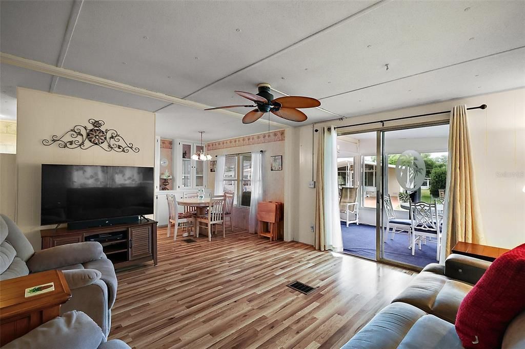 For Sale: $99,500 (2 beds, 1 baths, 864 Square Feet)