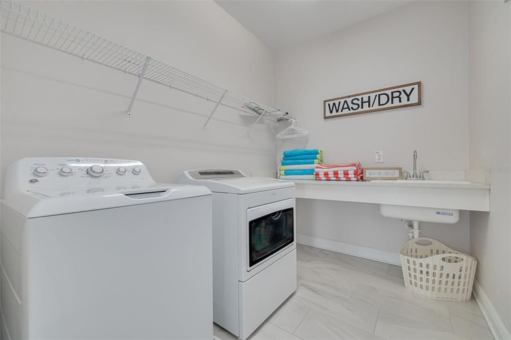 En Venta: $1,149,900 (3 camas, 2 baños, 2403 Pies cuadrados)