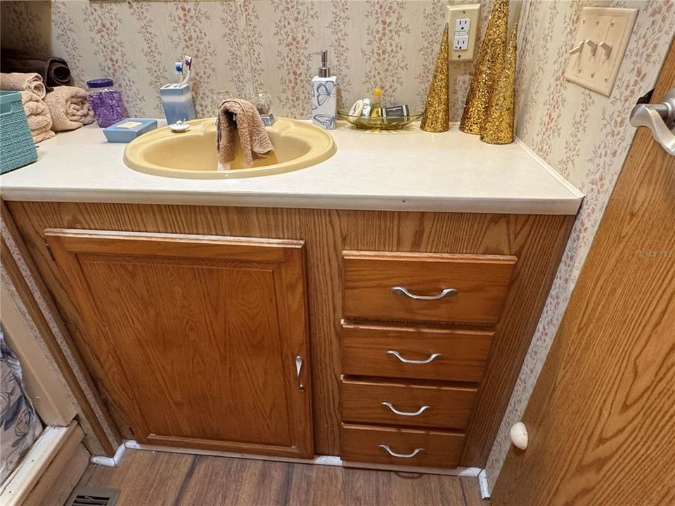 合同活跃: $120,000 (2 贝兹, 2 浴室, 424 平方英尺)